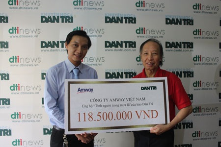Ông Nguyễn Phương Sơn, đại diện Công ty TNHH Amway Việt Nam (trái) trao 118,5 triệu đồng đến nhà báo Phạm Huy Hoàn, Tổng Biên tập báo Dân trí Ông Nguyễn Phương Sơn, đại diện Công ty TNHH Amway Việt Nam (trái) trao 118,5 triệu đồng đến nhà báo Phạm Huy Hoàn, Tổng Biên tập báo Dân trí