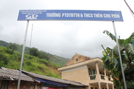 Điểm trường chính được tận dụng từ trụ sở cũ của UBND xã, phía trước là đường liên thôn, phía sau là đồi núi nên trường không có sân chơi dành cho các em học sinh