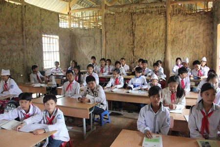 Khởi công xây dựng công trình 5 phòng học Dân trí tại Trường THCS Chiềng Sơ - 2
Thầy cô và các em học sinh Trường THCS Chiềng Sơ (Sơn La) vẫn đang phải học trong những phòng học tranh tre nứa lá hết sức tạm bợ