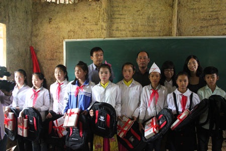 Khởi công xây dựng công trình 5 phòng học Dân trí tại Trường THCS Chiềng Sơ - 7 Hệ thống Giáo dục Vinschool cũng trao tặng 10 suất quà gồm balo và sách vở đến 10 em học sinh giỏi của Trường Chiềng Sơ