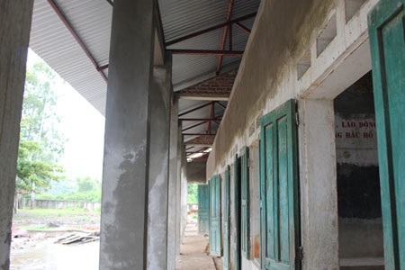 Khởi công xây dựng công trình 5 phòng học Dân trí tại Trường THCS Chiềng Sơ - 11
Dù chỉ được vôi ve, lợp tôn lại nhưng ít nhất các thầy cô cũng yên tâm hơn cho việc dạy và học trong mùa mưa lũ sắp đến