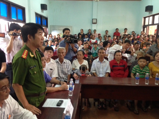 
Đại diện Công an tỉnh Bình Thuận đứng lên nói lời xin lỗi.
