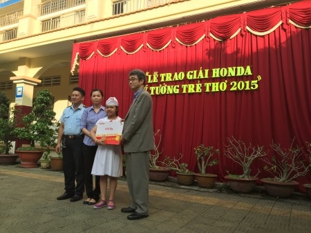 Ông Kiwamu Kayano - Phó Tổng Giám đốc Công ty Honda Việt Nam chúc mừng thầy và trò trường tiểu học Lê Quý Đôn, tỉnh Cần Thơ với phần quà 40 triệu đồng