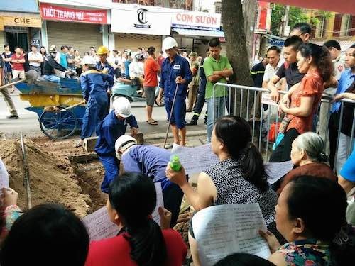 
Hàng chục người dân tại số nhà 146 Quán Thánh phẫn nộ khi chỉ đạo của Phó chủ tịch TP Hà Nội không được UBND quận Ba Đình, UBND phường Quán Thánh thực hiện.
