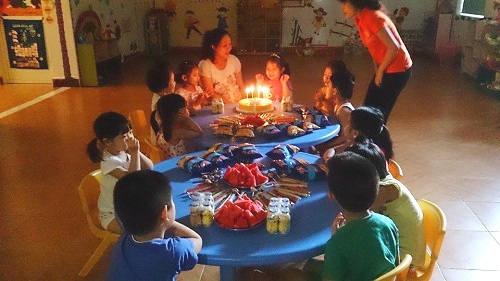 Ngắm ngôi trường mầm non song ngữ Hoa Trà My hiện đại của Thủ đô - 25 http://resources.hoatramyschool.edu.vn/Upload/hoatramyschool/H%C3%A0/sinh%20nh%E1%BA%ADt%20th%C3%B9y%20d%C6%B0%C6%A1ng.jpg