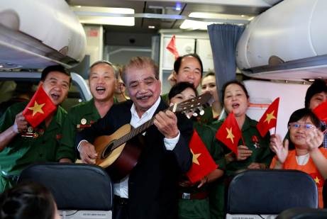 NSND Trần Hiếu hát tặng hành khách trên chuyến bay ngày 2/9 - 3 NSND Trần Hiếu hát tặng hành khách trên chuyến bay ngày 2/9 - 3