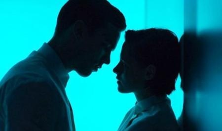 Kristen Stewart đến giờ vẫn chưa quên được Robert Pattinson - 2 Nicholas Hoult và Kristen Stewart đều vừa chia tay người yêu khi đóng “Equals”