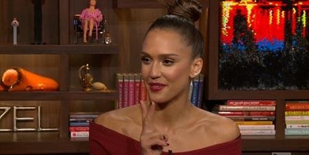 Jessica Alba sốc nặng khi bị vệ sĩ của Kylie Jenner xô đẩy - 2 Jessica Alba kể lại chuyện bị hai người đàn ông đẩy mạnh