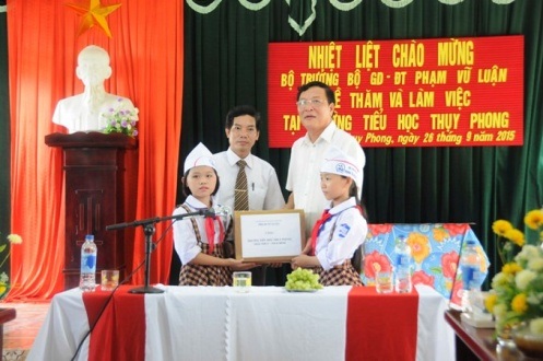Bộ trưởng Phạm Vũ Luận tặng sách và quà tới học sinh Thái Bình - 2
Bộ trưởng trao tặng 1000 cuốn sách cho trường Thụy Phong.