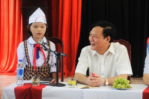 Bộ trưởng Phạm Vũ Luận tặng sách và quà tới học sinh Thái Bình - 5
Bộ trưởng Phạm Vũ Luận đang nghe một em học sinh trường tiểu học Thụy Phong kể lại câu truyện Sơn Tinh - Thủy Tinh đã đọc được ở tủ sách phụ huynh.