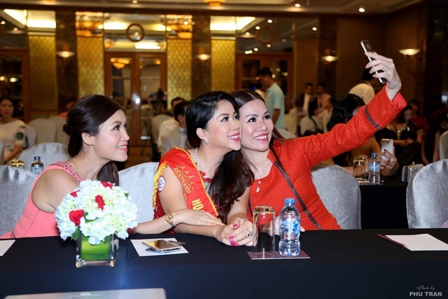 Khoảnh khắc tự sướng nhí nhảnh của Hoa hậu Bùi Thị Hà cùng các doanh nhân 