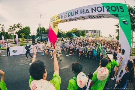 Ngày hội màu sắc Color Me Run đáng nhớ của giới trẻ Hà Nội tại Vinhomes Riverside - 4 Sau tiếng còi xuất phát, cuộc đua kì thú đã bắt đầu trong sự hò reo cổ vũ đầy phấn khích xung quanh. Con đường nội khu của Vinhomes Riverside chính thức chào đón những bước chạy đầy sắc màu.