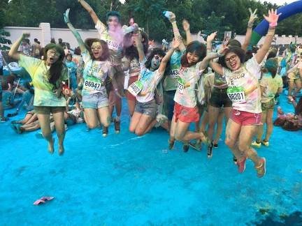 Ngày hội màu sắc Color Me Run đáng nhớ của giới trẻ Hà Nội tại Vinhomes Riverside - 8 Khi được phỏng vấn về cảm xúc khi tham gia đường chạy sắc màu hôm nay, nhóm bạn trẻ cho biết: “Chúng mình cảm thấy rất vui và hào hứng khi tham gia sự kiện ngày hôm nay. Trước khi bắt đầu, trời đã mưa to nên cả bọn cũng lo lắng không biết có nên đi hay không nhưng rất may là trời đã tạnh và bọn mình không hề hối hận một chút nào khi tham gia.”