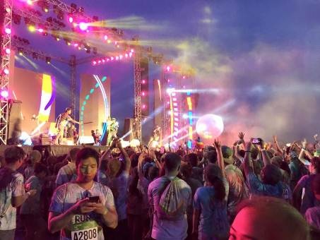 Ngày hội màu sắc Color Me Run đáng nhớ của giới trẻ Hà Nội tại Vinhomes Riverside - 13 Đại nhạc hội sau khi kết thúc đường chạy là màn trình diễn đầy phấn khích, bế mạc lễ hội màu sắc Color Me Run