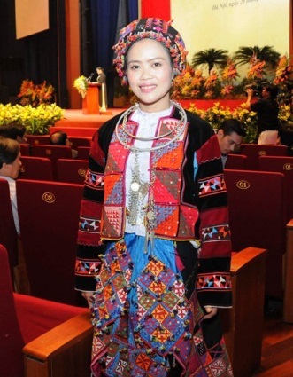 Ngưỡng mộ cô giáo mầm non Mèo Vạc đã giải được “bài toán khó” - 2
Cô giáo Lò Thị Dinh với trang phục truyền thống