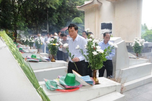 Bộ trưởng Phạm Vũ Luận trao tặng nhà “Mái ấm công đoàn” tới giáo viên nghèo - 4
Bộ trưởng Phạm Vũ Luận đến dâng hương tại khu di tích Ngã Ba Đồng Lộc