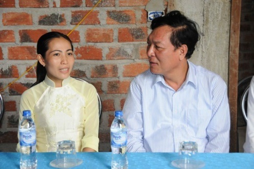 Bộ trưởng Phạm Vũ Luận trao tặng nhà “Mái ấm công đoàn” tới giáo viên nghèo - 2
Cô giáo Hà Thị Như Hoa trò chuyện với Bộ trưởng Phạm Vũ Luận