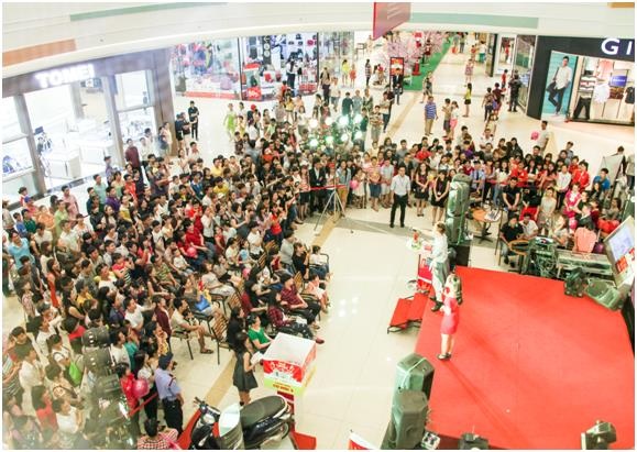 Khách hàng vui chơi tại các hoạt động do AEON MALL Bình Dương Canary tổ chức