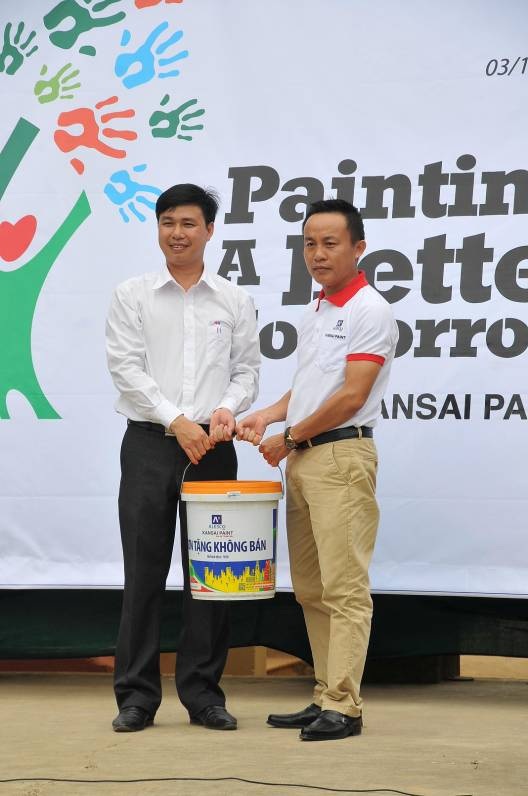 Sơn mới trường học nghèo tại Quảng Bình - 3 Ông Trần Tiến Bảy – GĐ Kinh doanh hãng sơn Kansai trao tặng sơn cho thầy Hiệu trưởng trường THCS Mai Hóa.