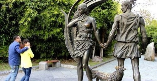 Trung Quốc cấm du khách sờ ngực tượng Dương Quý Phi - 2 Trung Quốc cấm du khách sờ ngực tượng Dương Quý Phi - 2