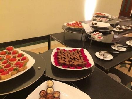 Toàn cảnh “siêu đám cưới” của “cặp đôi vàng” Huỳnh Hiểu Minh - Angela Baby - 14 Tiệc buffet cặp đôi “chiêu đãi” phóng viên