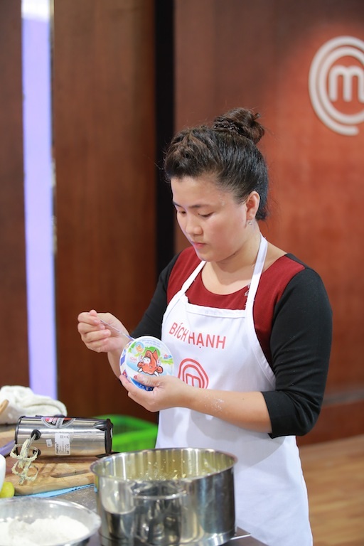 Giám khảo "Vua đầu bếp" bất ngờ với các món ăn từ phô mai của các thí sinh - 3 Cũng như đa số các thí sinh khác, Bích Hạnh cũng chọn làm bánh cho phần thi này