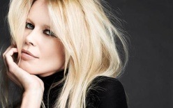 Những siêu mẫu đình đám: ngày ấy - bây giờ - 14 Ở tuổi 45 với ba lần làm mẹ, Claudia Schiffer vẫn thể hiện được đẳng cấp siêu mẫu hàng đầu thế giới với những lần xuất hiện hết sức nóng bỏng cùng một thân hình đẹp hoàn hảo. Dù không còn thường xuyên có mặt trên sàn diễn và nhường chỗ cho lớp đàn em trẻ trung nhưng không vì vậy mà tên tuổi của Schiffer bị khán giả lãng quên. Hiện tại, bà mẹ ba con vẫn được ca ngợi là một trong những siêu mẫu đẹp nhất hành tinh.