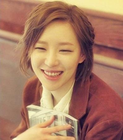 Tuy nhiên, cô ca sĩ của nhóm nhạc Brown Eyed Girls vẫn có những khoảnh khắc vô cùng gần gũi, đáng yêu khi khoe nụ cười hiền lành cùng đôi mắt “ti hí” đã thành thương hiệu.