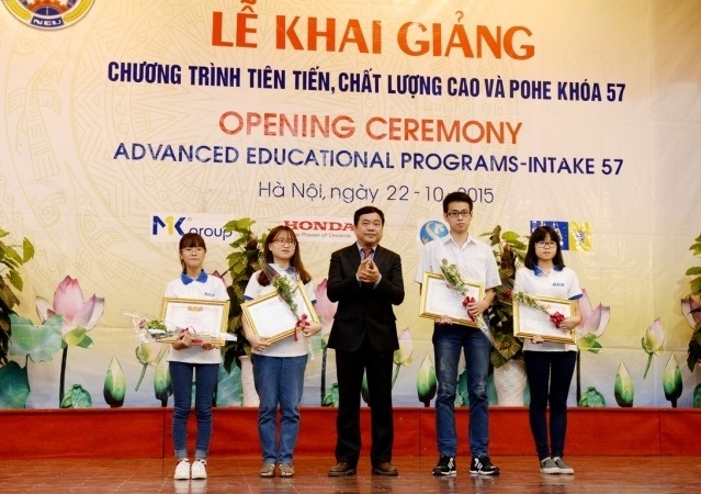 Hơn 700 sinh viên xuất sắc vào học chương trình Tiên tiến, Chất lượng cao và POHE - 2
GS.TS.Trần Thọ Đạt trao Giấy khen và tặng hoa cho các sinh viên có thành tích xuất sắc trong kỳ thi tuyển vào chương trình