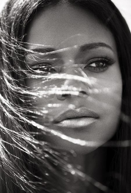 Người đẹp Anh khoe thân nóng bỏng, tự hào khi được làm “Bond girl” da màu đầu tiên - 4 Naomie Harris tự hào khi được làm “Bond girl” da màu đầu tiên