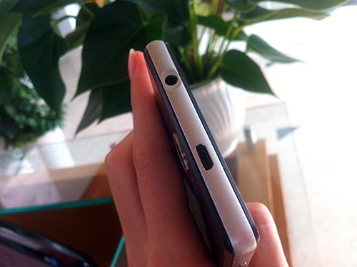 Cận cảnh bộ đôi FPT S455 và S550 - 10 Cổng kết nối và giắc cắm tai nghe được bố trí ở cạnh trên của máy cho cả S455 và S550