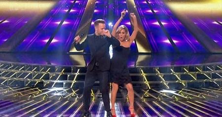 Hai nữ giám khảo The X Factor tưng bừng đọ sắc trên sân khấu - 8 Hai MC của chương trình, Olly Murs và Caroline Flack cũng “quậy” tưng bừng