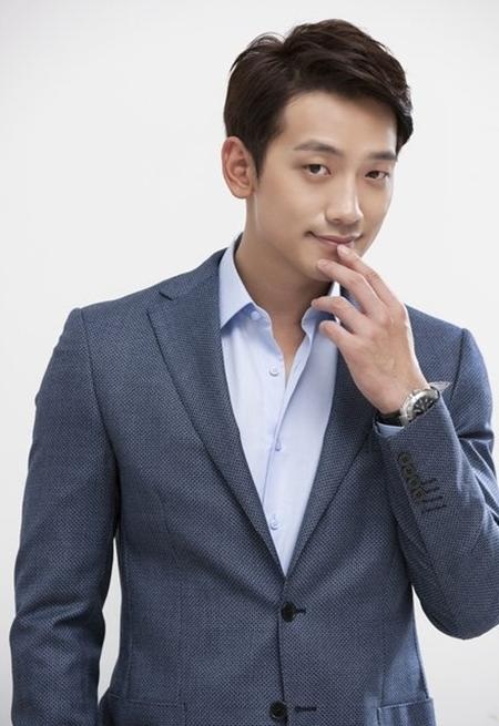 Quá khứ nghèo khó của “hoàng tử một mí” Bi Rain từ lâu đã không còn là một bí mật đối với người hâm mộ. Bi Rain lớn lên trong cảnh còn chẳng được ăn no mặc ấm. Mẹ anh mắc bệnh tiểu đường nhưng gia đình không có tiền chạy chữa và đã từng có lúc, cả nhà Bi Rain phải sống vất vưởng vô gia cư.