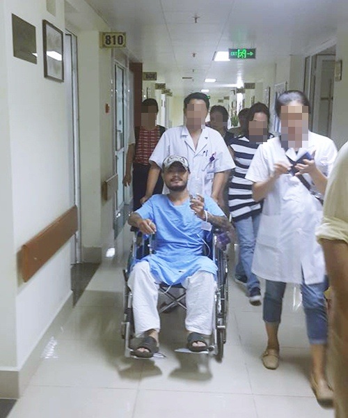 Thông tin mới nhất về ca phẫu thuật của Trần Lập - 1 Hình ảnh Trần Lập ngồi trên xe lăn với gương mặt bình thản bước vào phòng phẫu thuật.