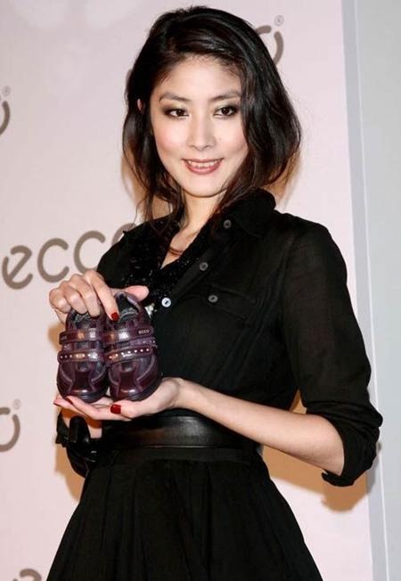 Gia thế và học vị siêu “khủng” của các người đẹp Hoa ngữ - 1 Không chỉ là một ca sĩ, diễn viên nổi tiếng tại Hồng Kông, Trần Tuệ Lâm còn được nhiều người “kính nể” bởi học vấn cao. Nữ nghệ sĩ là cựu sinh viên của trường thiết kế Parsons, ngôi trường có tiếng về nghệ thuật tại New Yorl. Trần Tuệ Lâm còn từng du học tại Nhật Bản và thông thạo cả tiếng Nhật lẫn tiếng Anh.