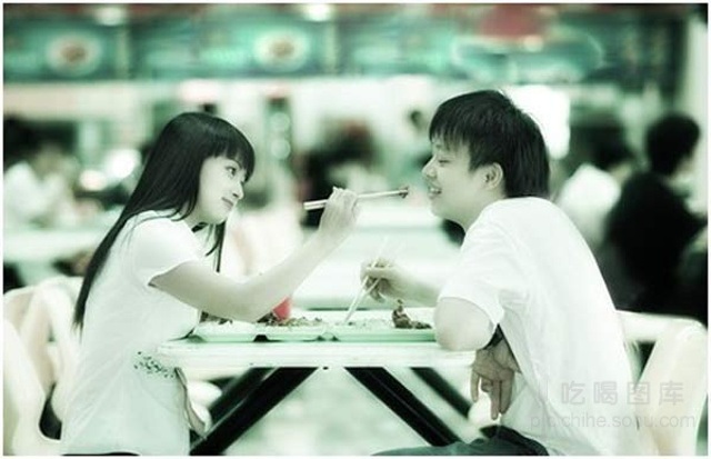 Trường đại học cấm cặp đôi đút thức ăn cho nhau - 1