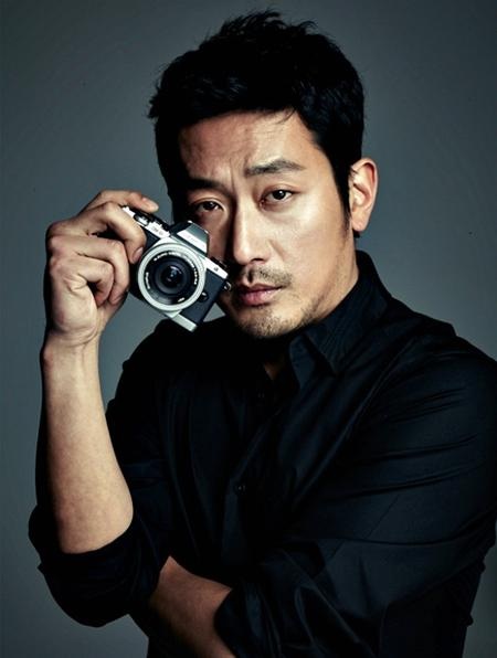Những sao Hàn “nổi như cồn” trong năm 2015 - 2 Ha Jung Woo đang là một trong những tên tuổi bảo chứng phòng vé tại Hàn Quốc