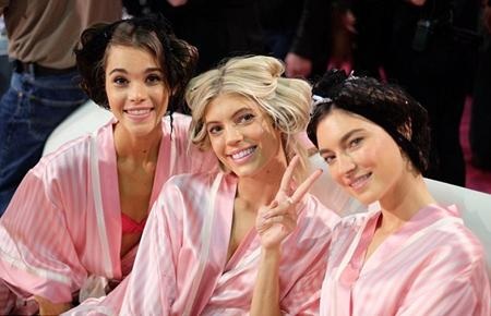 Hé lộ ảnh hậu trường đẹp mê mẩn của dàn thiên thần Victoria's Secret - 12 Pauline Hoarau, Devon Windsor và Jacquelyn Jablonski (từ trái qua phải)