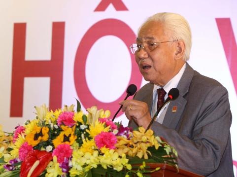“Nói bìa sách Truyện Kiều dung tục, phản cảm… là không công bằng” - 2
Hoạ sỹ Trần Khánh Chương - Chủ tịch Hội Mỹ thuật Việt Nam cho rằng, bức tranh này sử dụng minh hoạ phía trong cuốn sách phù hợp hơn làm bìa.