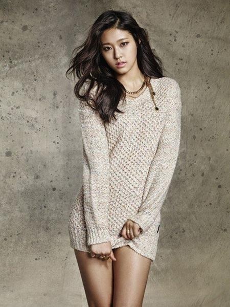 Cô ca sĩ Seolhyun của nhóm nhạc AOA mới đây đã trở thành đại sứ du lịch quảng bá cho Hàn Quốc. Là một trong những thành viên nổi bật nhất nhóm và đã “bỏ túi” rất nhiều tác phẩm điện ảnh như “Cảm ơn cuộc đời”, “Mứt cam”… hay “Nỗi buồn Gangnam” nhưng Seolhyun vẫn không hài lòng về vẻ ngoài của bản thân.