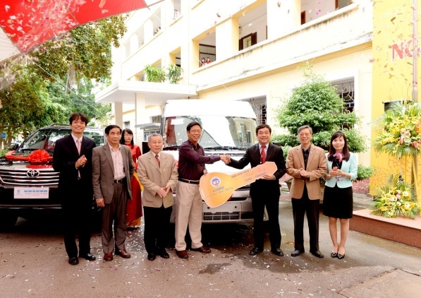 Cựu sinh viên tặng trường ĐH Kinh tế quốc dân 3 xe ô tô nhân ngày Nhà giáo VN - 3 Cựu sinh viên tặng trường ĐH Kinh tế quốc dân 3 xe ô tô nhân ngày Nhà giáo VN - 3