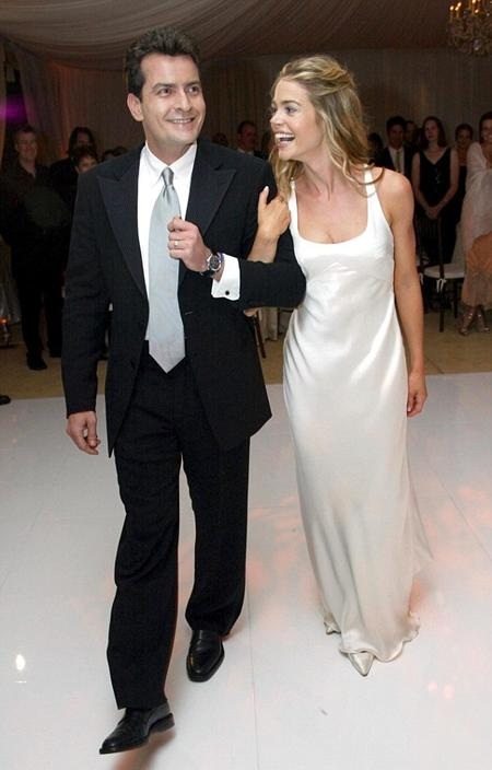 Bond girl “tím mặt” khi biết chồng cũ Charlie Sheen nhiễm HIV - 4 Denise Richards và Charlie Sheen thuở còn mặn nồng