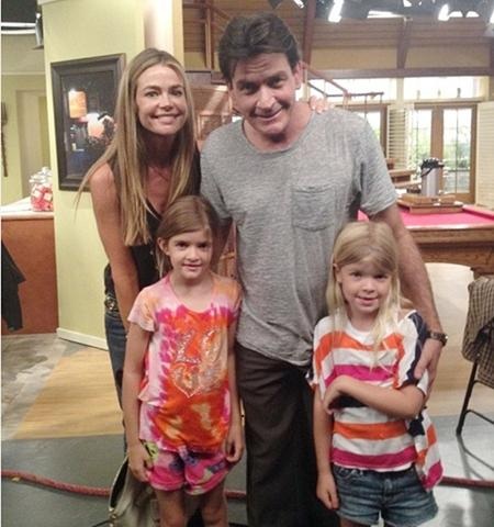 Bond girl “tím mặt” khi biết chồng cũ Charlie Sheen nhiễm HIV - 5 Charlie Sheen chụp ảnh cùng vợ cũ và hai con gái