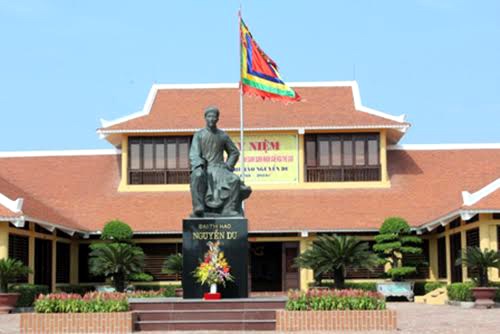 650 nghệ sỹ tham gia đêm nghệ thuật kỷ niệm 250 năm Ngày sinh Nguyễn Du - 1 Tượng đài Đại thi hào Nguyễn Du tại Khu lưu niệm Nguyễn Du (Hà Tĩnh).