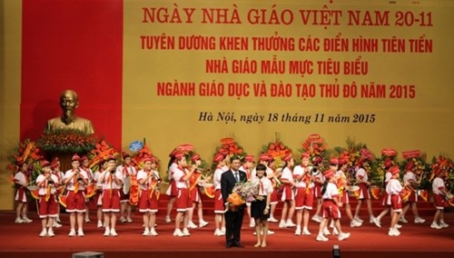 Hà Nội: Tuyên dương, khen thưởng hơn 1.000 tập thể, cá nhân, nhà giáo - 1 Hà Nội: Tuyên dương, khen thưởng hơn 1.000 tập thể, cá nhân, nhà giáo - 1