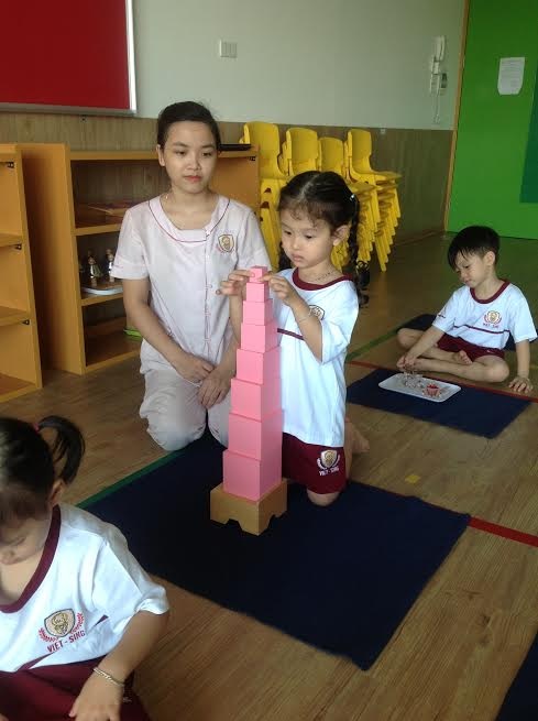Những “bóng hồng” tâm huyết với nghề nuôi dạy trẻ - 1
Cô giáo Duyên trong một giờ dạy học ở lớp mình.