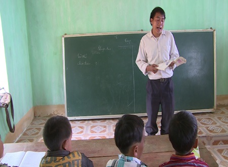 Chuyện cảm động sau bức ảnh đọc ngược sách trên VTV - 2
Thầy Vinh trong lớp học