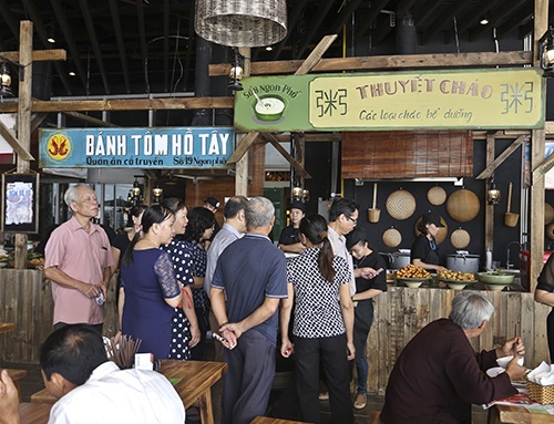 Món ngon Việt nổi bật nơi trung tâm thương mại sầm uất - 3 Trong số khách hàng, có không người người lớn tuổi.