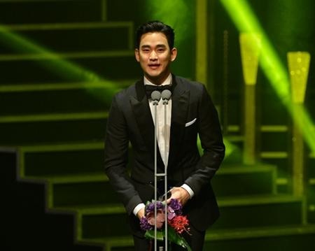 Kim Soo Hyun liên tiếp “giật” giải Daesang với vai diễn gây tranh cãi - 3 Trước đó, Kim Soo Hyun cũng được vinh danh tại lễ trao giải Korea Drama Awards