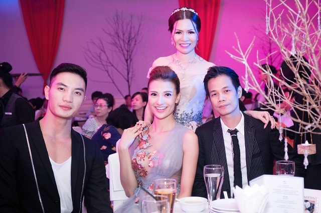 Mister Global Nguyễn Văn Sơn - Người mẫu Hồng Quế - NTK Hoàng Hải (chủ nhân thiết kế trang phục cho Hoa hậu Bùi Thị Hà trong đêm tiệc)